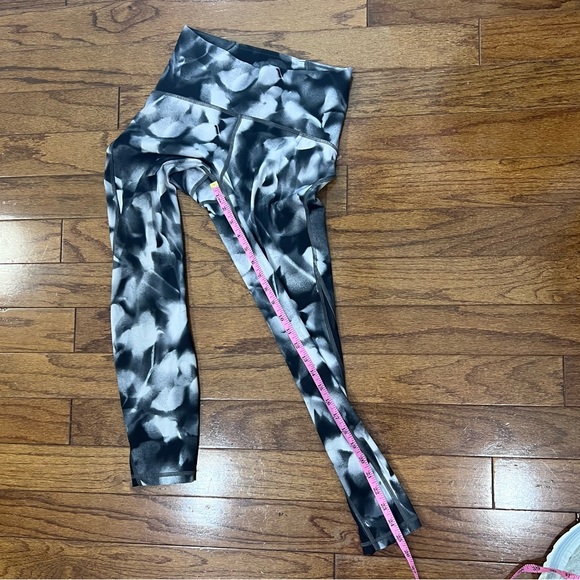 26. Lululemon leggings black
Pockets
25” Inseam - Picture 3 of 6